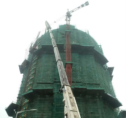 林甸吊车在工地上作业